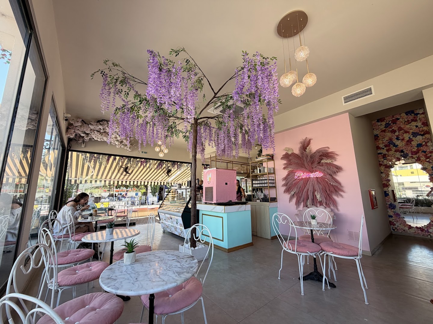 Demode Sweets - Loukoumades, Gelato, Waffles & Coffee · Φωτογραφίες 1