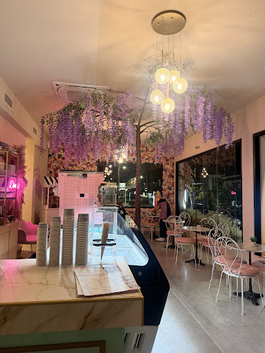 Demode Sweets - Loukoumades, Gelato, Waffles & Coffee · Φωτογραφίες 21